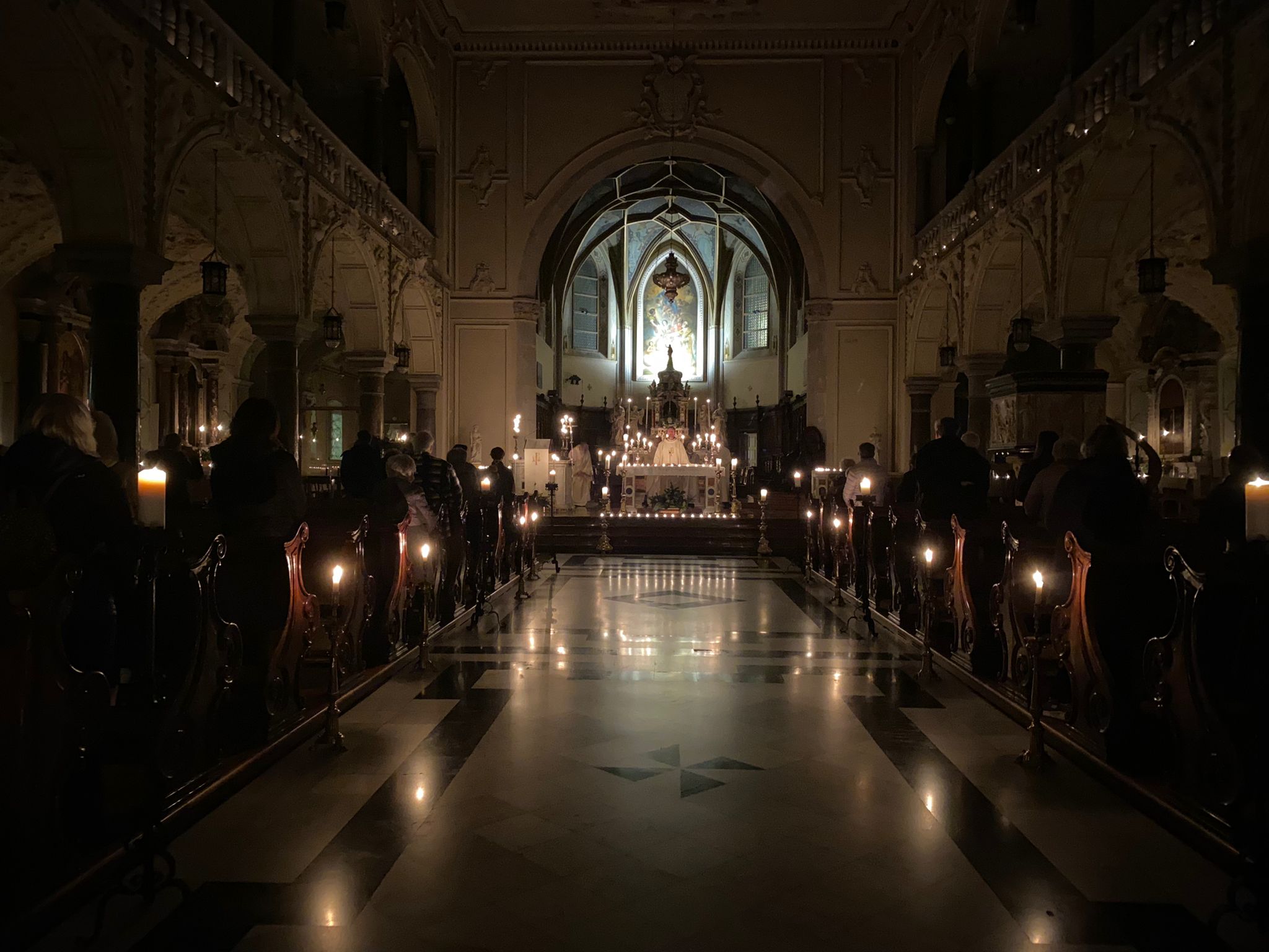 Immagine per La messa al lume di candela incanta: Gorizia festeggia la dedicazione della Cattedrale